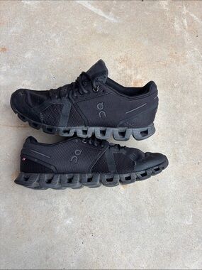 On Cloud running shoes! Women’s 7.5